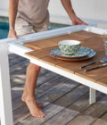 Table à rallonges en aluminium blanc et plateau teck Alexa L.220-280 x 96 cm – Image 5