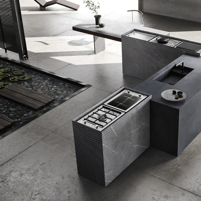 Cuisine extérieure Modulnova Project N°2 en pierre Graphite Raw, céramique et bois