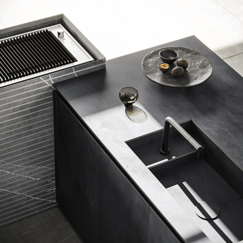 Cuisine extérieure Modulnova Project N°2 en pierre Graphite Raw, céramique et bois