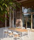 Table de repas extérieure aluminium blanc et plateau teck Icon L.226 cm – Image 4