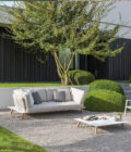 Canapé extérieur 2,5 places en aluminium blanc, pieds en teck et tissu Twisted Linen LINK – Image 3